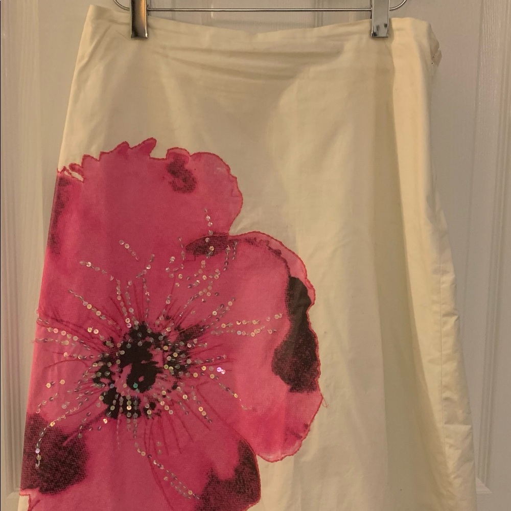 Dana Buchman skirt….size 6…..good condition!